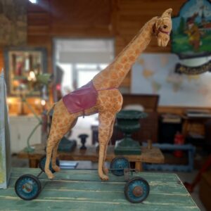 Ancien jouet, très grande girafe sur roulettes en tissus et paille année 40
