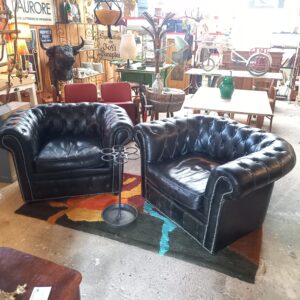 Grande paire de fauteuils Chesterfield cuir noir
