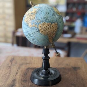 Petit Globe terrestre par J.Forest début XXème
