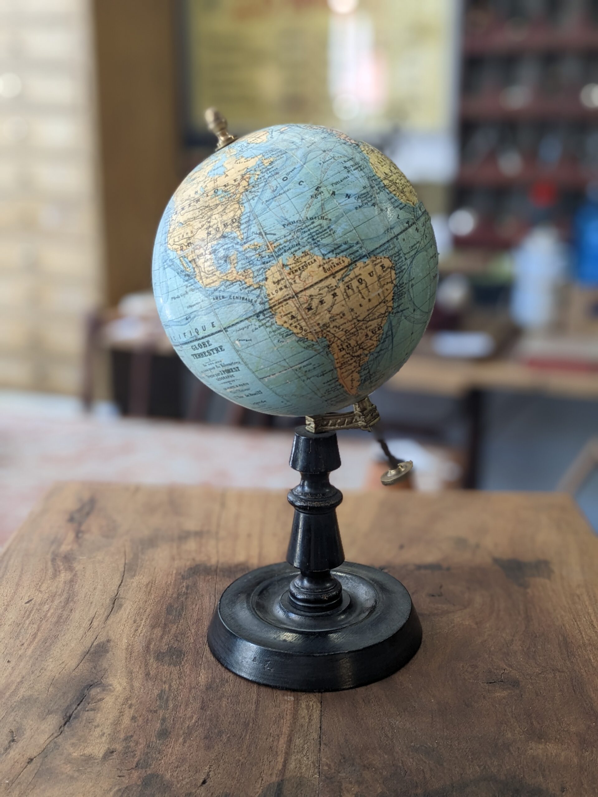 Petit Globe terrestre par J.Forest début XXème