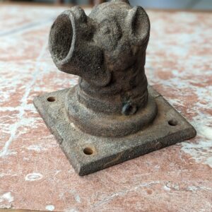 Bouche de fontaine tête de chien en fonte XIXème