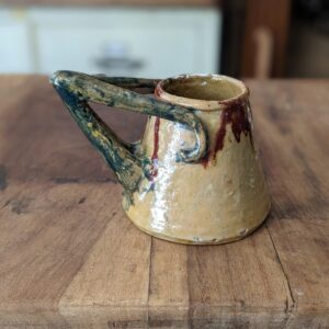 Ancienne chope en terre vernissée signée "Legué" à Coudreceau