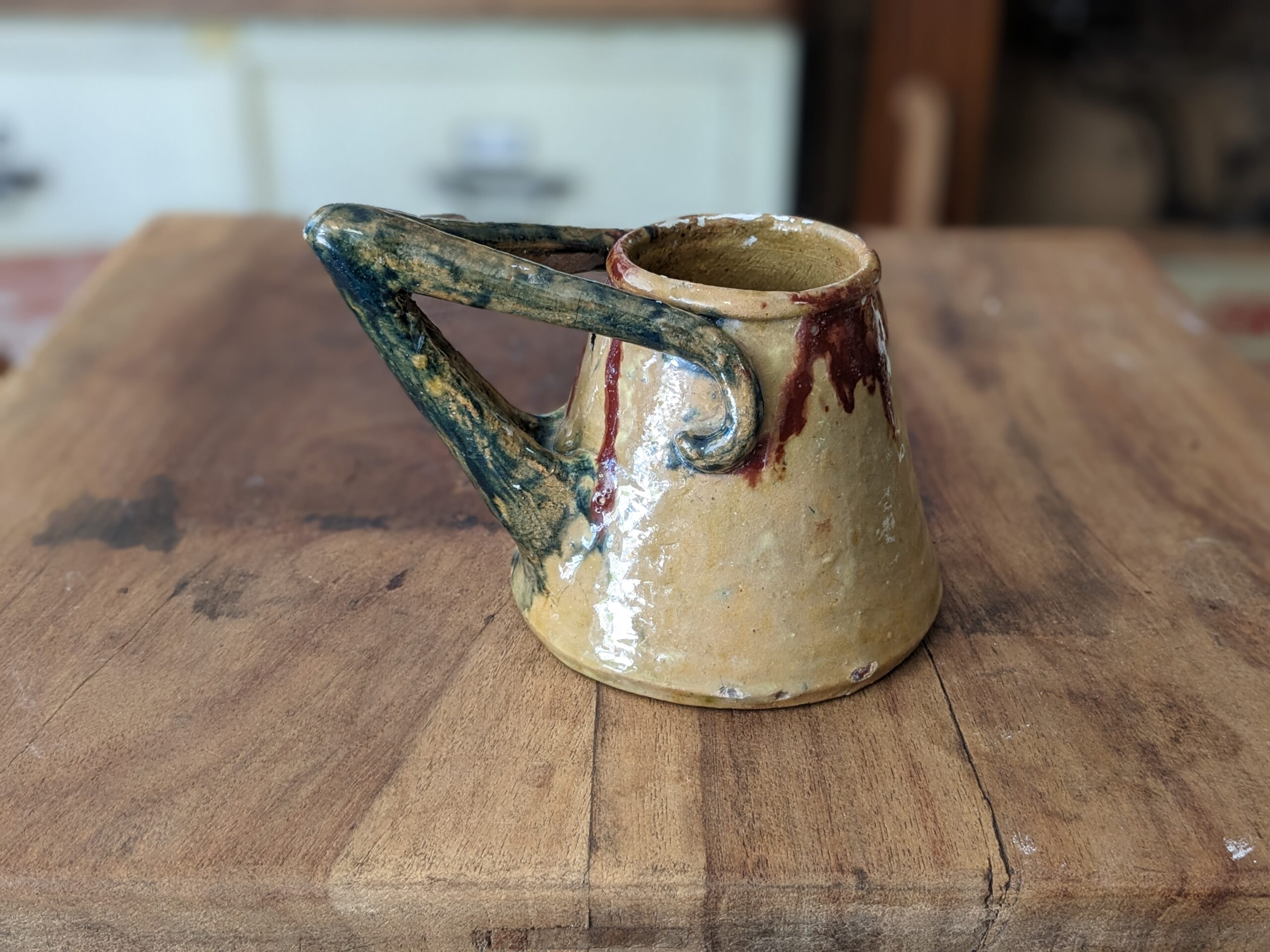 Ancienne chope en terre vernissée signée "Legué" à Coudreceau