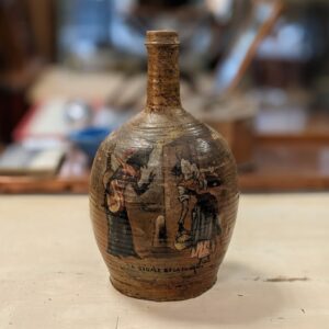 Ancienne bouteille en grès peinte "la cigale et la fourmi"